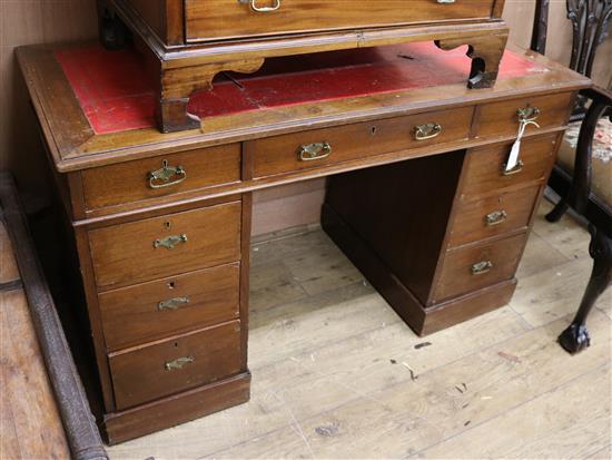 An Edwardian mahogany pedestal desk W.122cm